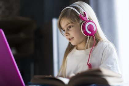 bambina al computer