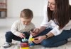 bambino che gioca con mamma
