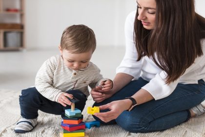 bambino che gioca con mamma