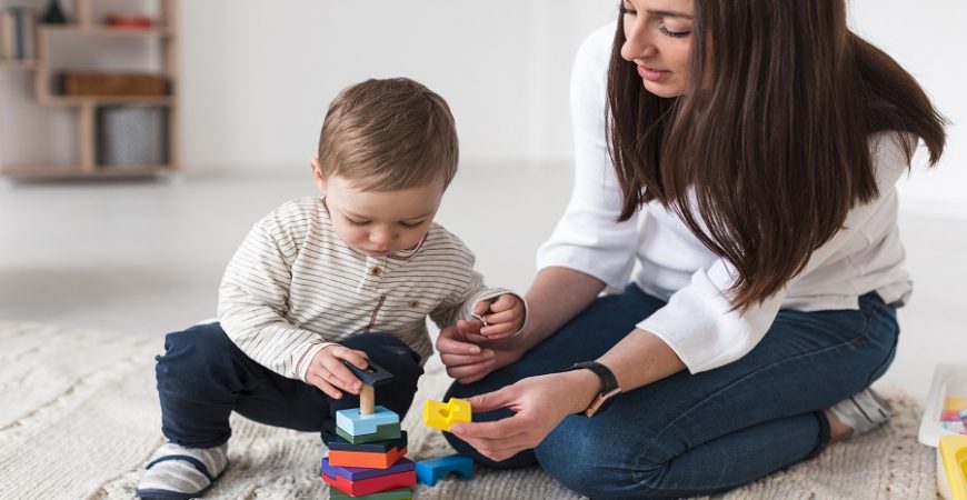 bambino che gioca con mamma