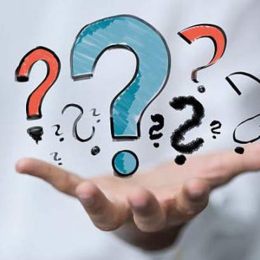 mano aperta con punti di domanda