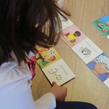 bambina che gioca con tessere