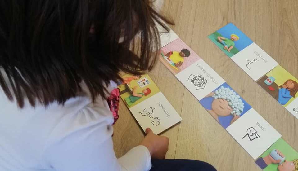 bambina che gioca con tessere