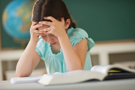 bambina che studia sui libri