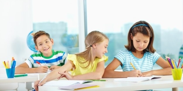 bambini che studiano