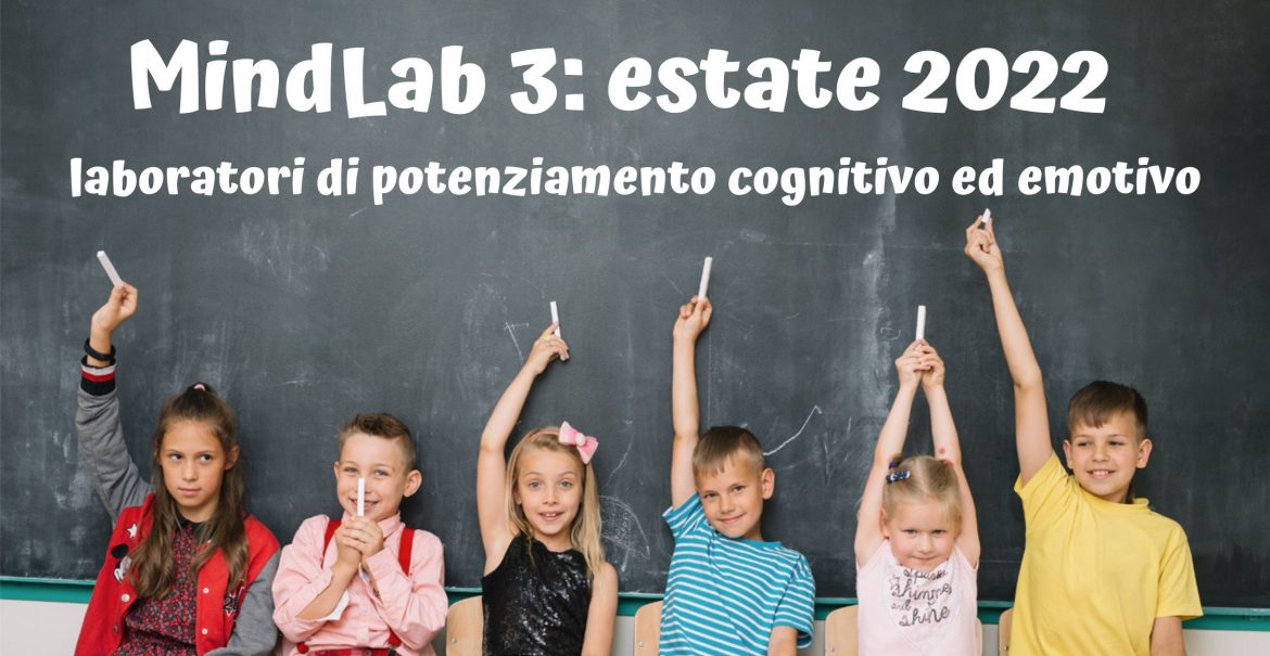 bambini con dietro lavagna
